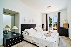 6 bedrooms, iron/ironing board, WiFi, bed sheets