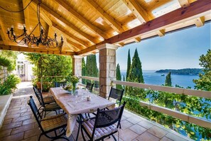 Outdoor dining - Luxury Beachfront Villa Dubrovnik Palace w/private pool and jacuzzi in Dubrovnik (Dubrovnik)