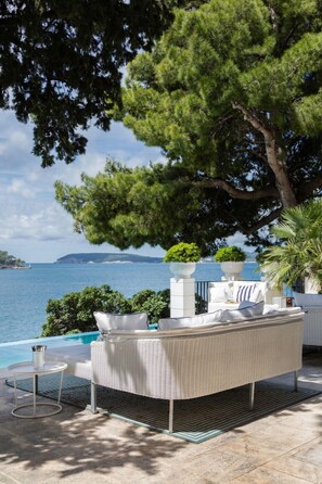 Property grounds - Luxury Beachfront Villa Dubrovnik Sea Diamant (7+2) w/ private pool and sea deck (Dubrovnik)