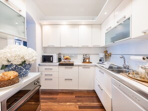 Refrigerador, microondas, horno y lavavajillas 