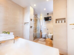 Baignoire, séchoir à cheveux, serviettes fournies, savon