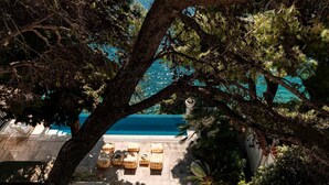 A pool area with lounge chairs and a view of the sea. - Seafront Villa Dubrovnik Sea Diamant for 9 guests (Dubrovnik)