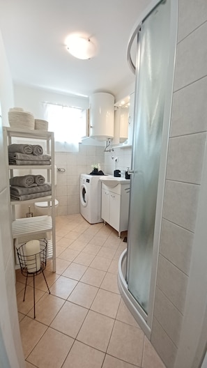 Duschwanne, Haartrockner, Handtücher, Seife