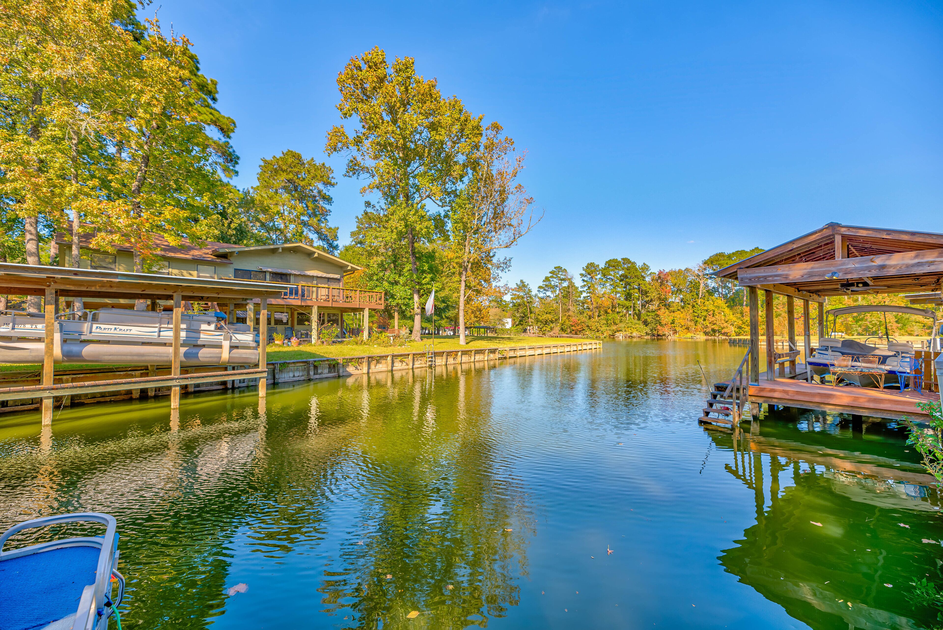 Updated Lakefront Home- EV Charger, Kayaks, Fire pit, Hot Tub