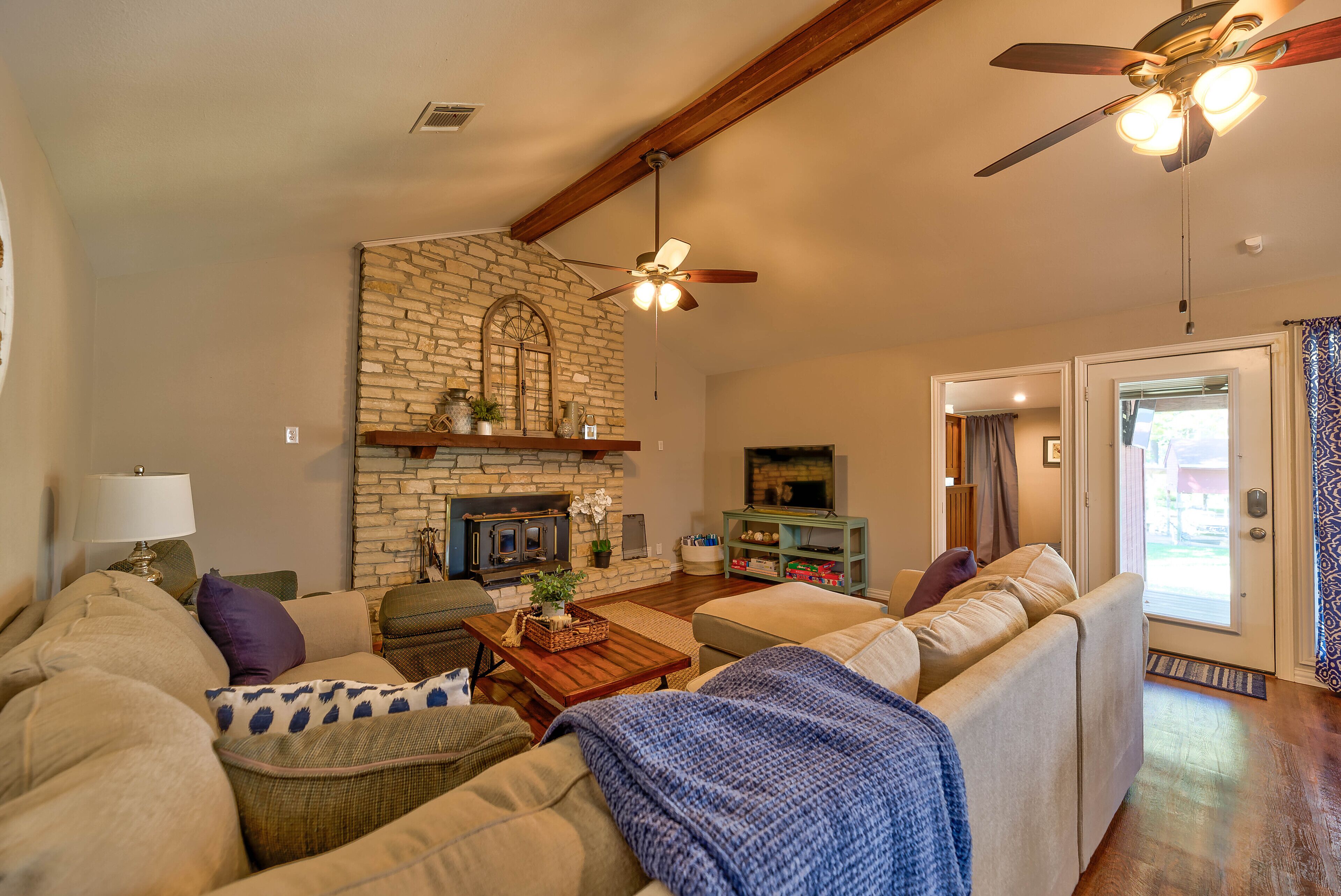 Updated Lakefront Home- EV Charger, Kayaks, Fire pit, Hot Tub