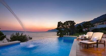 Villa Brela Pride de lujo con frente al mar, con piscina privada climatizada en la playa en Brela – Baska Voda