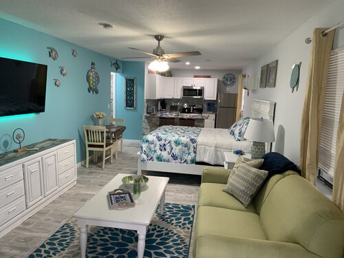  LOCATED ON THE KEY! Coastal Studio – Starfish Stays 2C Dog Friendly.