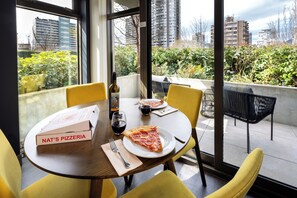 Dining - Revival Apartments English Bay (Vancouver)