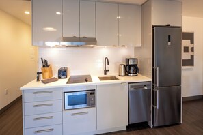 Suite, 1 King Bed with Sofa bed, Kitchen, Courtyard View | Private kitchen | Fridge, microwave, stovetop, coffee/tea maker - Revival English Bay, Vancouver  (Vancouver)