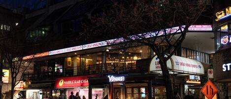 A street view with a restaurant named 'Marble Slab Cafe' and 'Vonn's' on the ground floor.