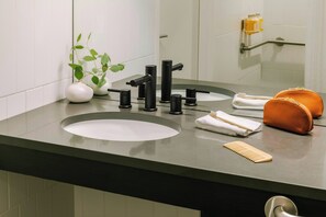 Produtos de toalete de grife, secador de cabelo, toalhas de banho