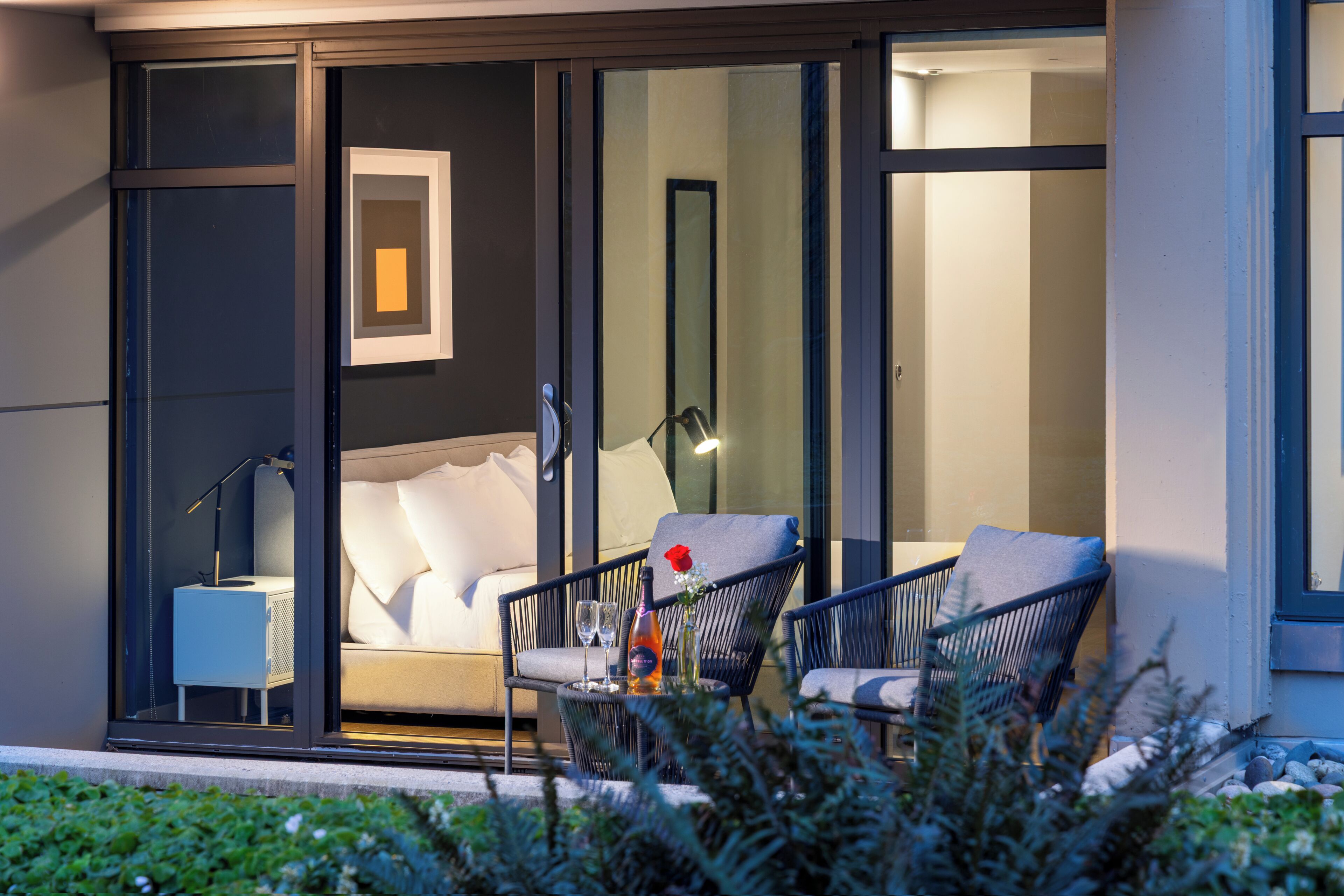 Yksilöllisesti kalustettu, silitysrauta/-lauta, vuodevaatteet