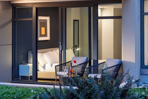 Mobiliario individual, tabla de planchar con plancha, ropa de cama