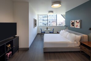 Suite, 1 kingsize-seng, ikke-røyk, kjøkken | Individuelt innredet, skrivebord for bærbar PC og strykejern/-brett