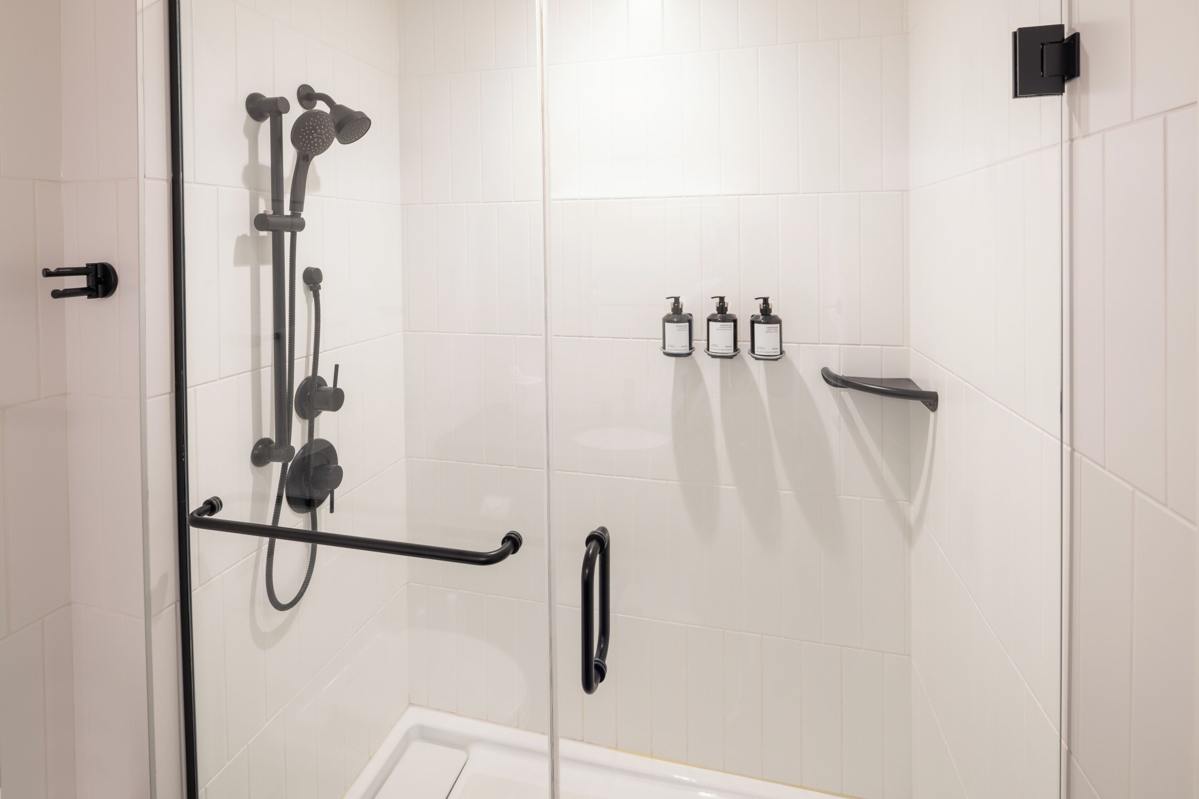 Suite, 1 Katil Raja (King), Non Smoking, Kitchen | Bilik Mandi | Pancuran mandi, kelengkapan dandanan diri berjenama, pengering rambut 