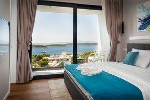 4 bedrooms, in-room safe, iron/ironing board, bed sheets
