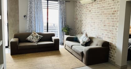 Cosy 2 bedroom opposite Grove & Lady Pohamba