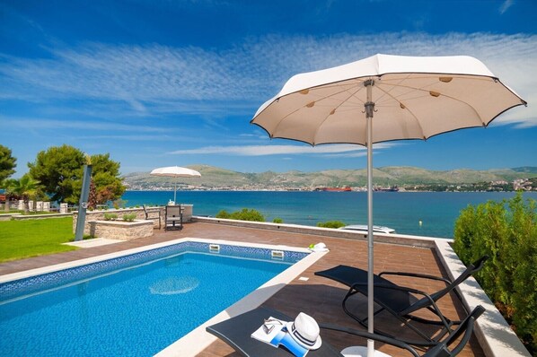 Indoor pool, a heated pool - Luxury Beachfront Villa Trogir 1 with private pool, Jacuzzi, gym at the beach (Trogir)