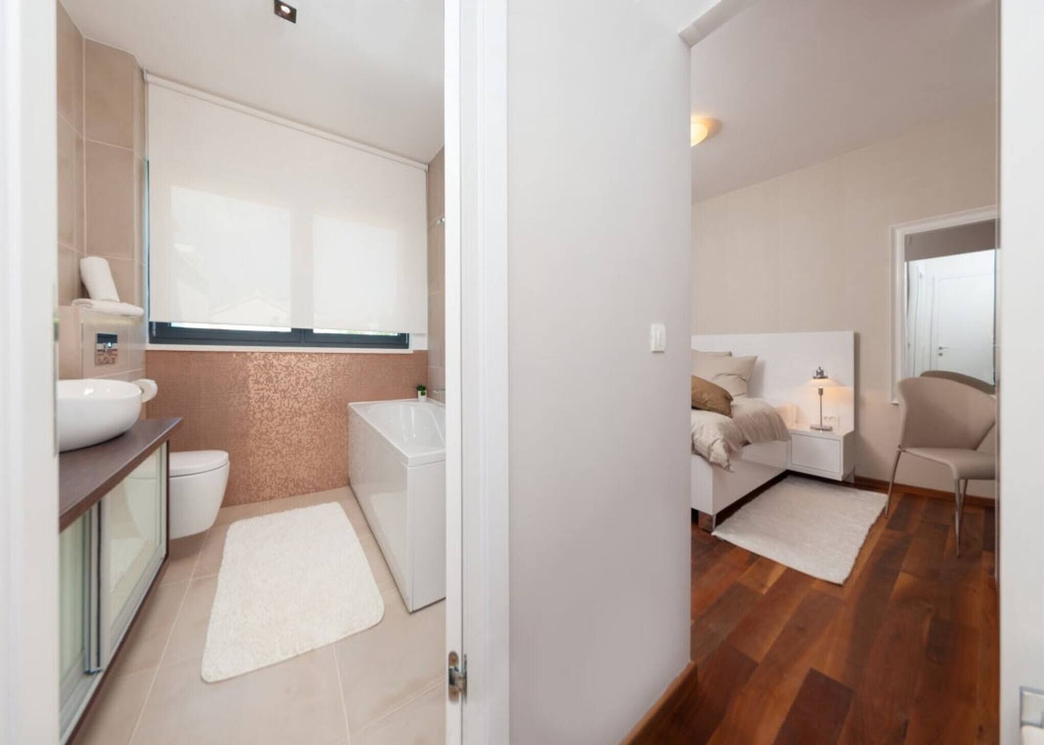 Un baño moderno con inodoro, lavabo y bañera.
