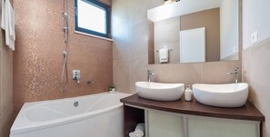 Badewanne, Haartrockner, Handtücher, Seife