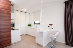 Kühlschrank, Mikrowelle, Ofen, Geschirrspüler