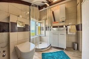 Een douche, een haardroger, handdoeken