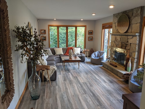 Incredible Riverside Getaway in the White Mountains - Central Location
