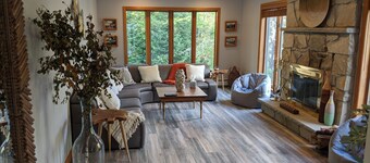 Incredible Riverside Getaway in the White Mountains - Central Location