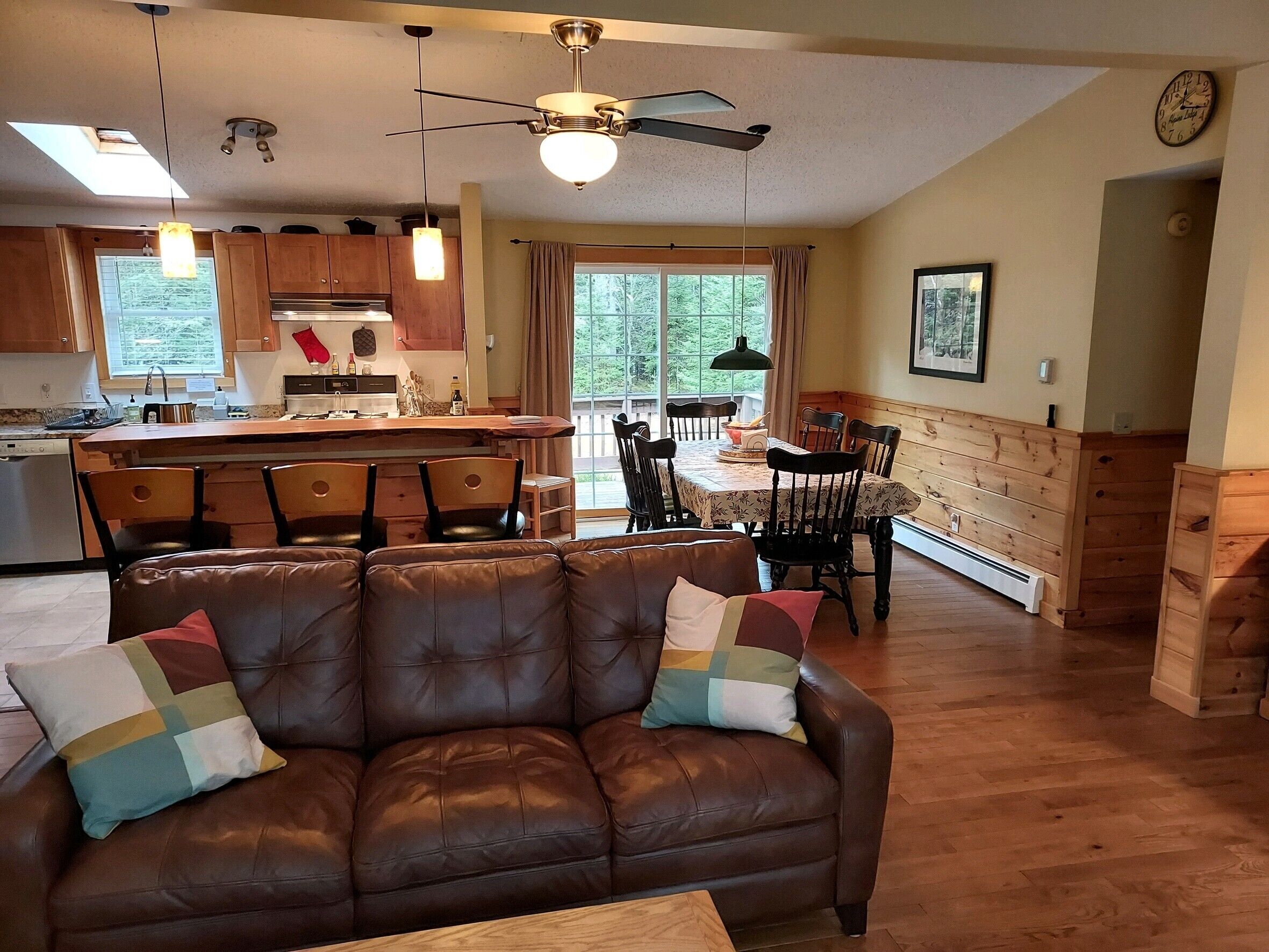 TV connectée, lecteur de DVD, livres, chaîne hi-fi