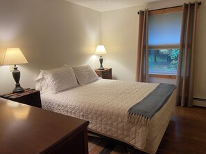 3 chambres, bureau, fer et planche à repasser, lit de bébé portatif