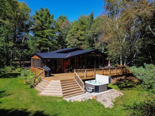 Red Cedar Chalet on Brady Lake
(Sauna and hot tub)
