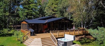 Red Cedar Chalet on Brady Lake
(Sauna and hot tub)
