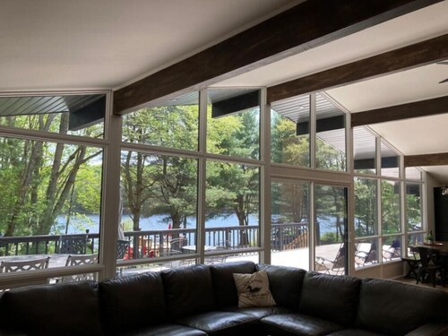 Red Cedar Chalet on Brady Lake
(Sauna and hot tub)