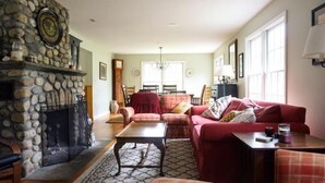 House (Tee House Lane 7, Waterville Valley) | Living room | TV, fireplace, DVD player - Private Vacation Home Next to the Golf Course in Waterville Valley Resort - Th7v (Waterville Valley)