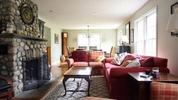 House (Tee House Lane 7, Waterville Valley) | Ruang tamu | TV, pendiangan, pemain DVD