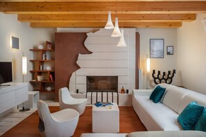 Fernseher, Kamin, Bücher