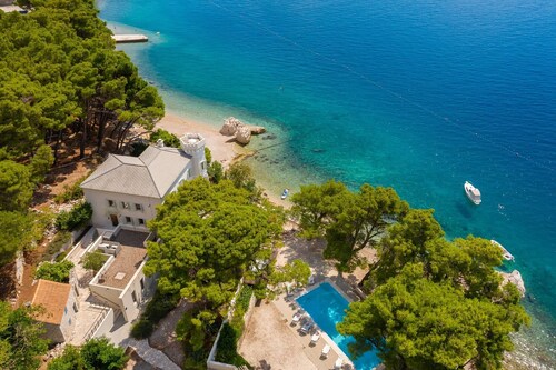 Luxury Beachfront Villa Sea Palace Omis with Pool