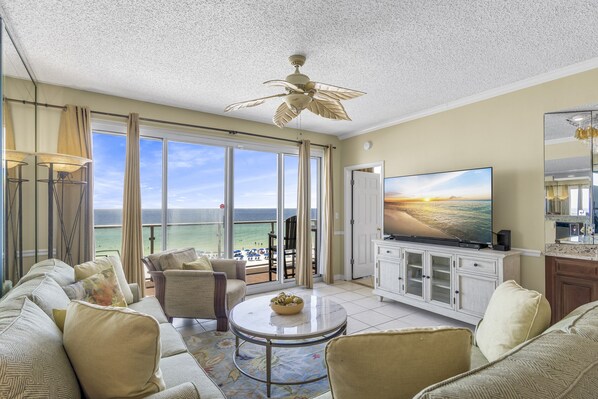 Una televisión de pantalla plana