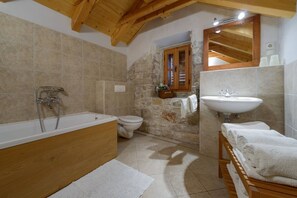 Een bad, een haardroger, handdoeken