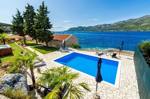 Luxuriöse Strandvilla Gabriela mit privatem Pool und Whirlpool am Strand der Insel Korcula - Korcula