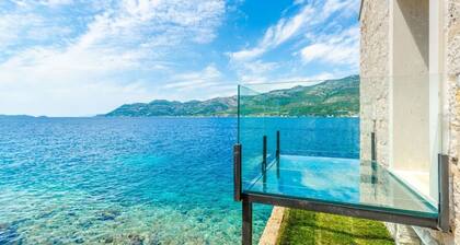 Luxury Beachfront Villa Gabriela with private pool and Jacuzzi at the beach