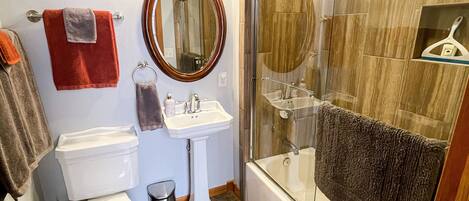 Ein Badezimmer mit Toilette, Waschbecken und Dusche.