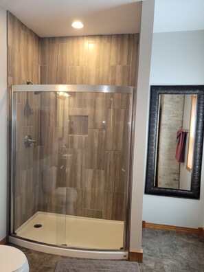 Ensemble douche/baignoire, sèche-cheveux, serviettes fournies, savon