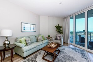 Smart TV - Tranquil Condo w/ Free Beach Shuttle & Close Dining in Central Destin! 💚🐬🌴 (Destin)