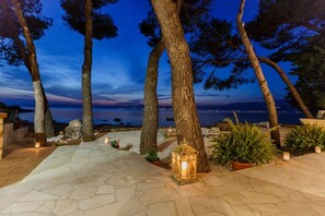 Property grounds - Beachfront House Summer Retreat right at the beach in beautiful bay in Mirca - Brac (Supetar)