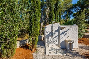 Property grounds - Beachfront House Summer Retreat right at the beach in beautiful bay in Mirca - Brac (Supetar)