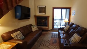 Smart TV, fireplace, DVD player, books - Newly Renovated ski-in/ski-out condo at Copper Mountain (Frisco)