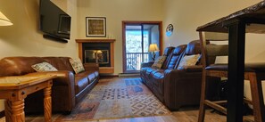 Älytelevisio, takka, DVD-soitin, kirjoja