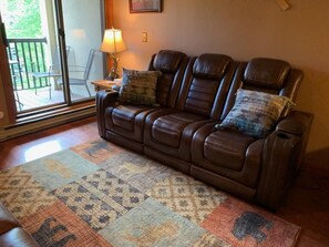 Älytelevisio, takka, DVD-soitin, kirjoja