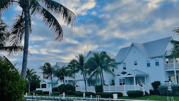 Een buitenzwembad, een verwarmd zwembad